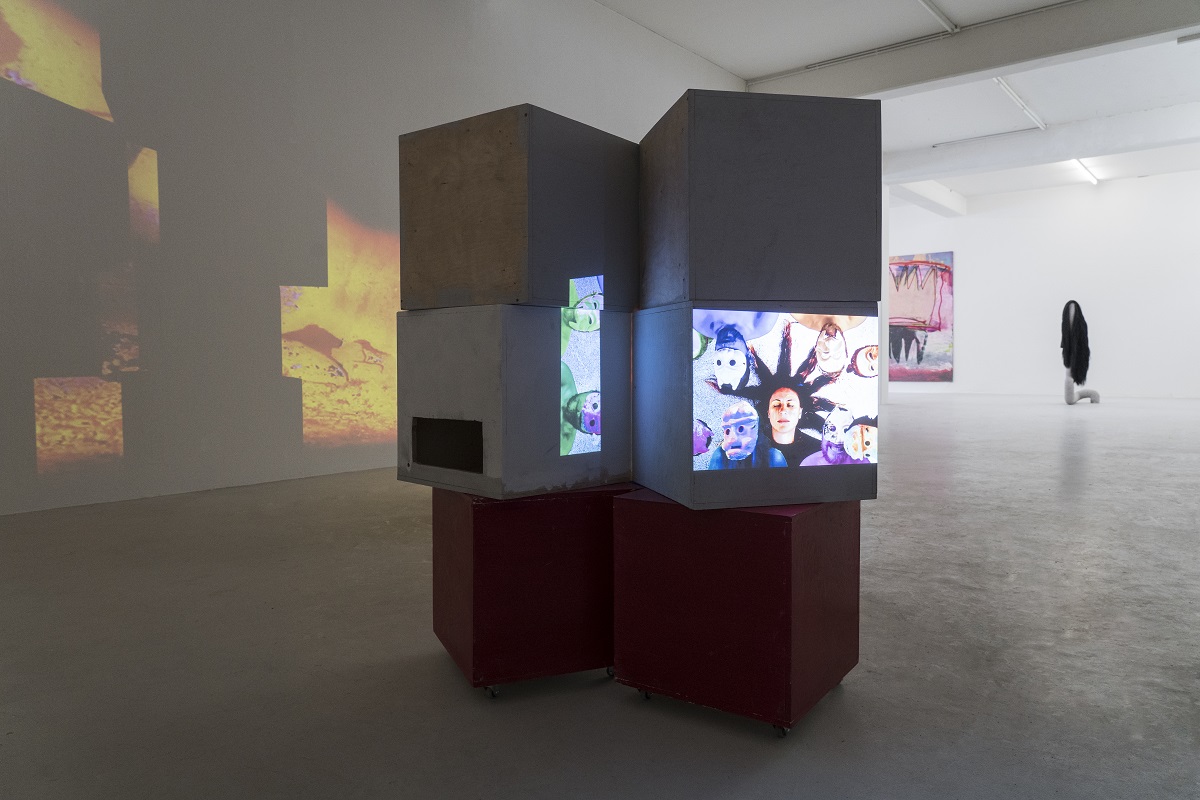 Ausstellungsansicht: weitere Videoinstallation auf Holzkuben projiziert