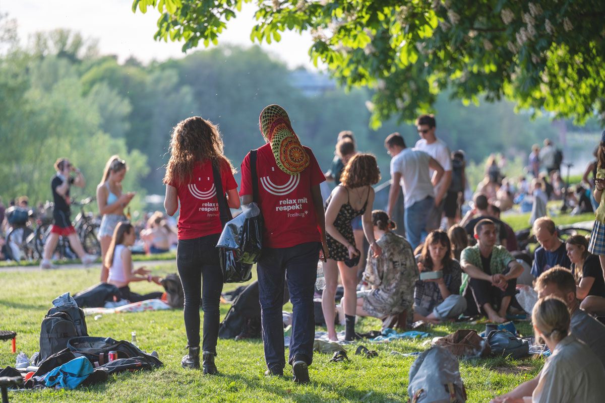 Zwei Konfliktmanager*innen unterwegs in einem Park