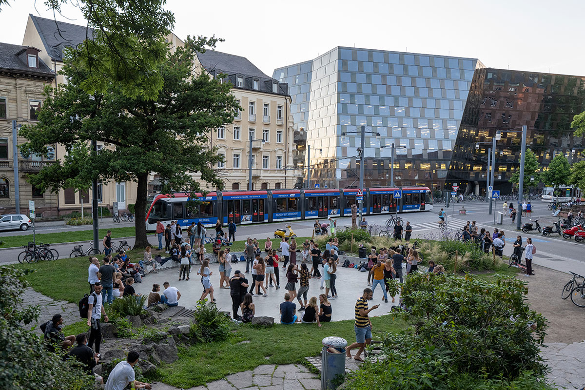Tanzen im Tanzbrunnen an der Uni-Bibliothek