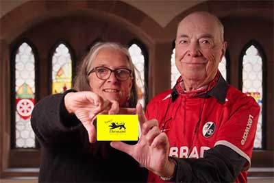 Frau und Mann mit Ehrenamtskarte