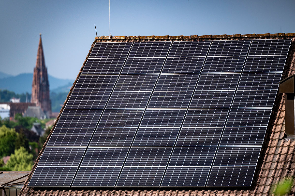 Haus mit PV-Anlage, Münster im Hintergrund