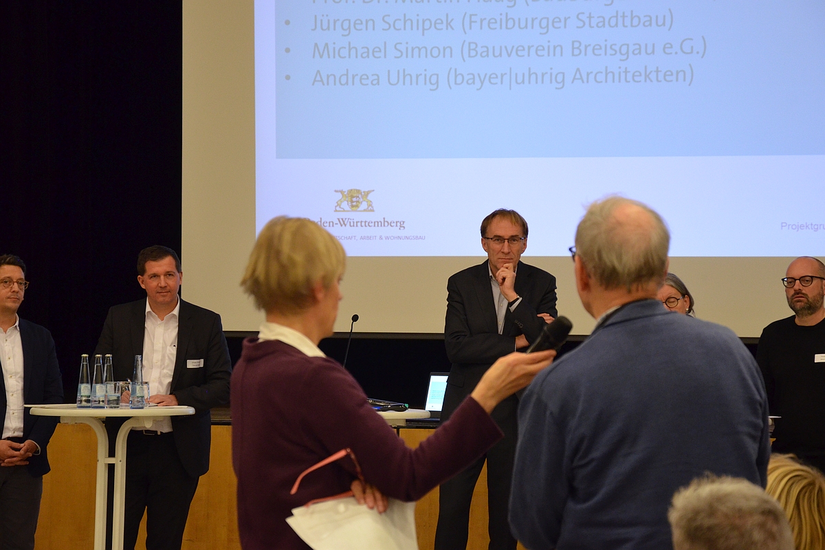 Impression aus der Infoveranstaltung: Das Podium stellt sich den Fragen aus dem Publikum