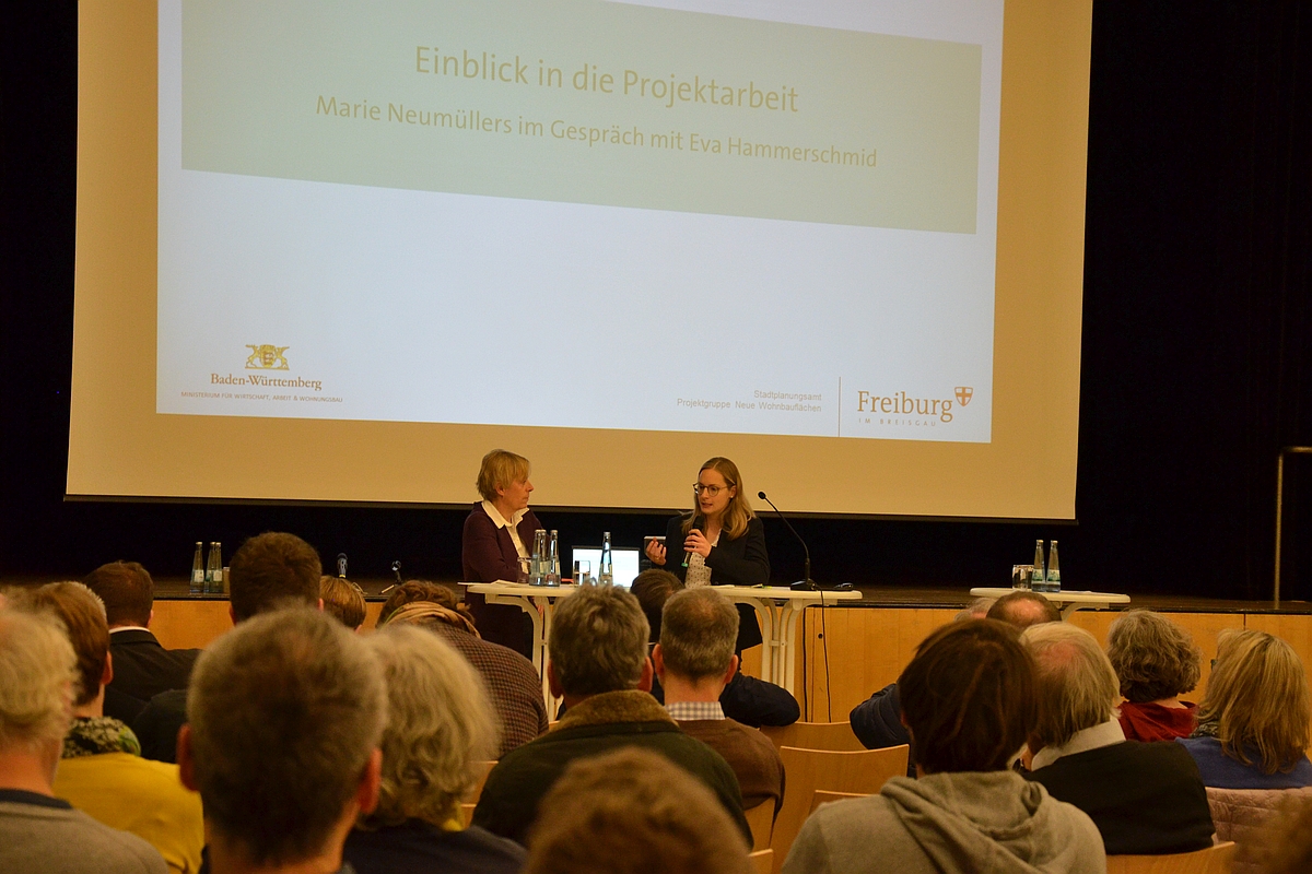 Impression aus der Infoveranstaltung: Im Kurzinterview erläutert Eva Hammerschmid vom Stadtplanungsamt Erkenntnisse aus der Projektarbeit