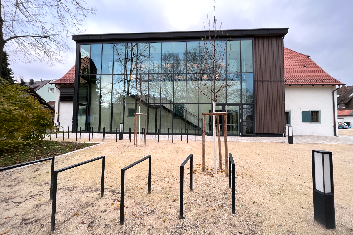Neue Fahrradparkplätze vor saniertem Gebäude