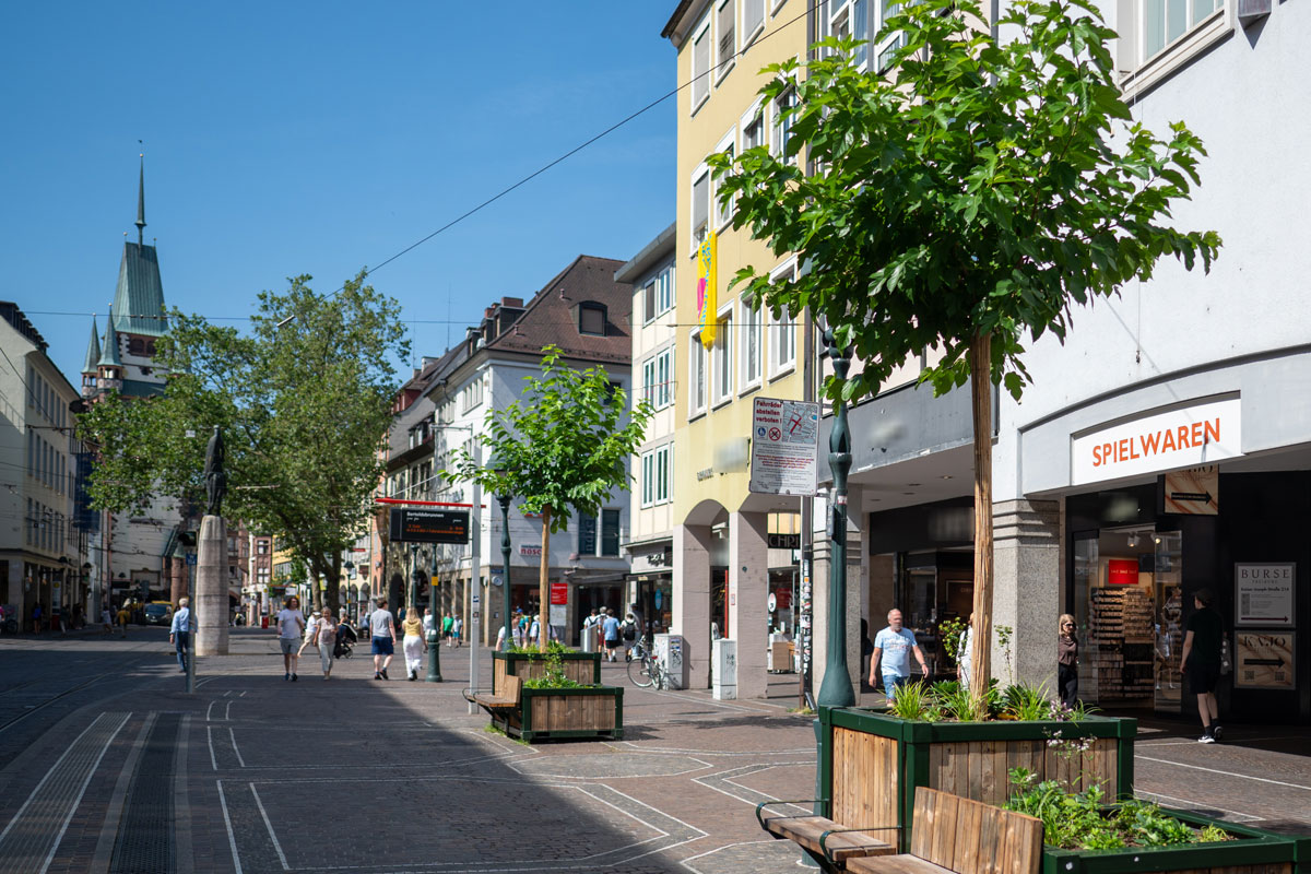 Kaiser-Joseph-Straße mit Sitzmöglichkeit
