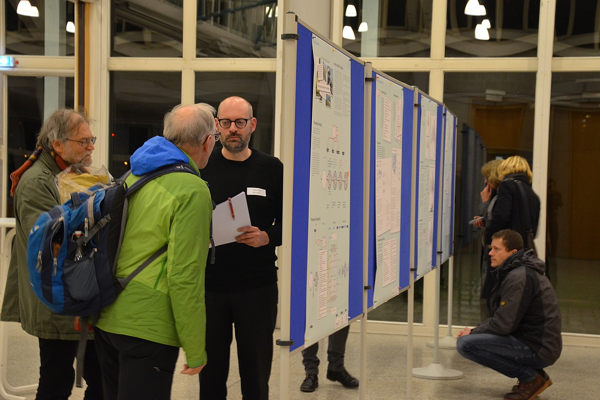 Impression aus der Infoveranstaltung: Das Verfasserteam erläuterte die Studie auch anhand der ausgestellten Plakate