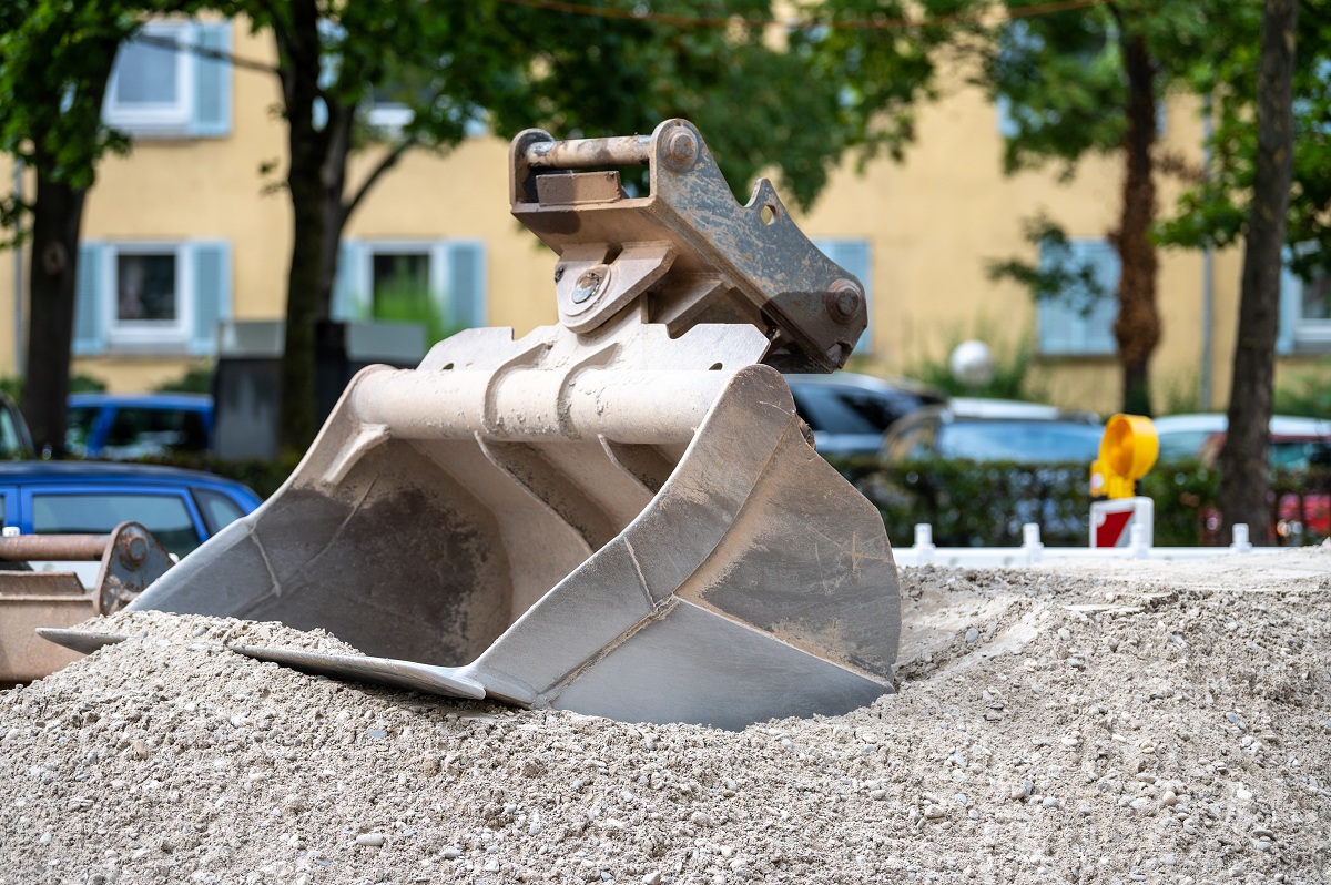 Eine Gasleitung mit gelbem Schild, auf dem steht: Gasleitung