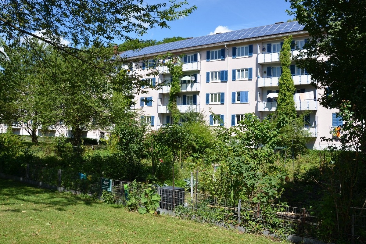 Garten vor Mehrfamilienhaus