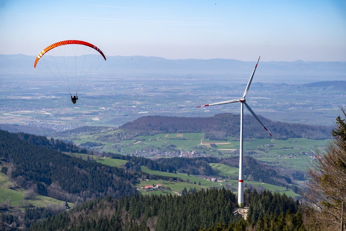 Windkraftanlage und Paraglider