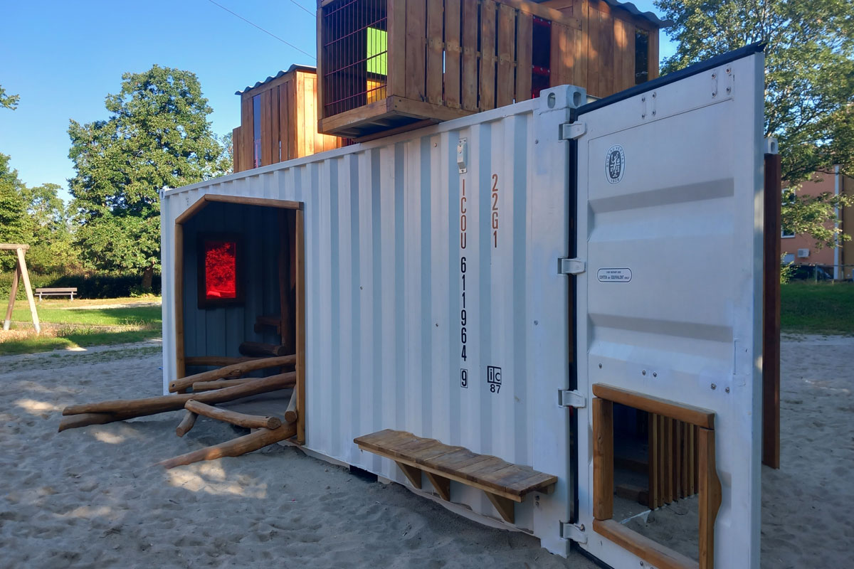 Rückseite des Containers mit Holzelementen