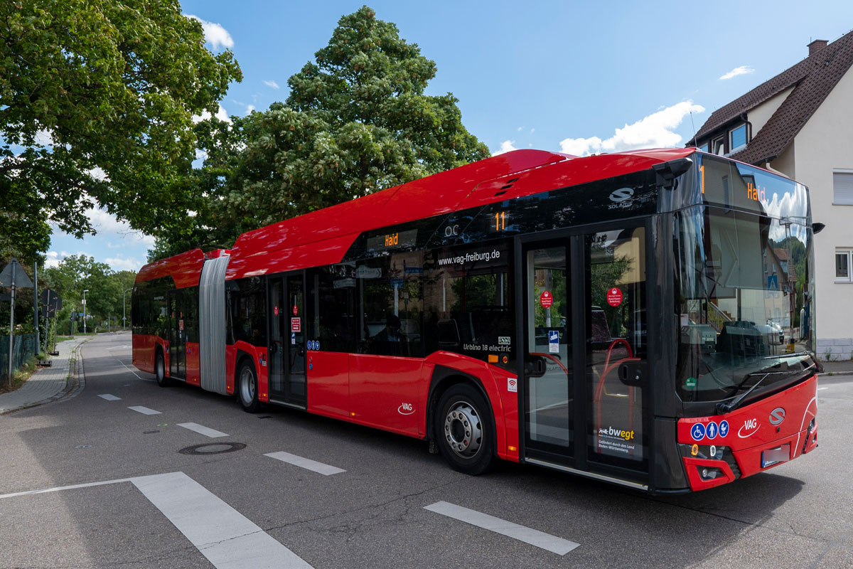 Fahrender Bus