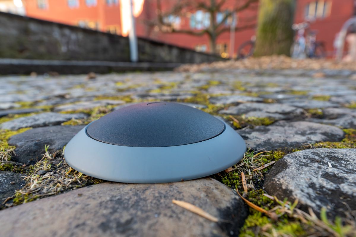 Runder, flacher Sensor im Boden eingelassen