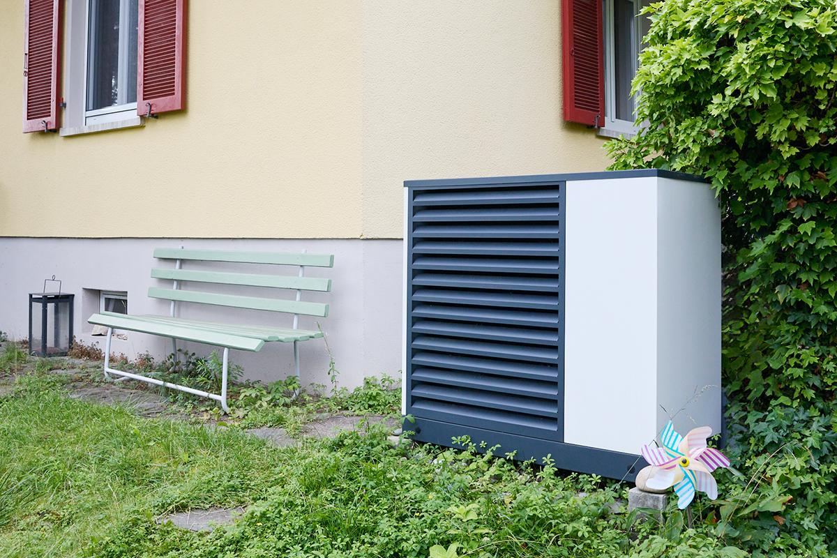 Wärmepumpe vor Hausecke