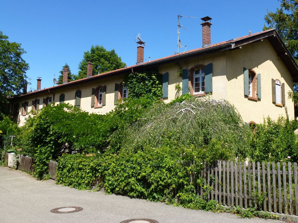 Reihenhaus Knopfhäuslesiedlung (vor der Sanierung) Reihenhaus mit grünem Vorgarten