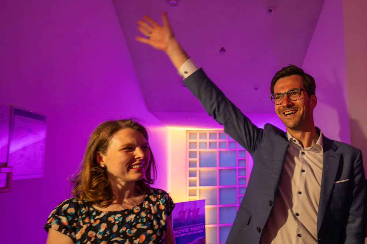 OB Martin Horn freut sich und winkt mit der Hand, seine Frau steht grinsend daneben