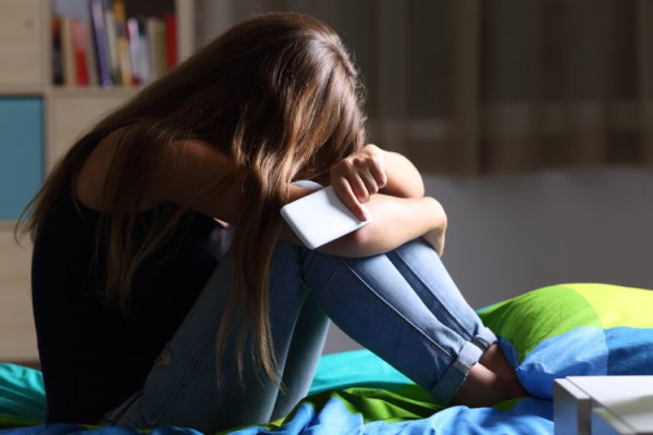 Foto: Antonioguillem/stock.adobe.com Frau sitzt traurig auf dem Boden