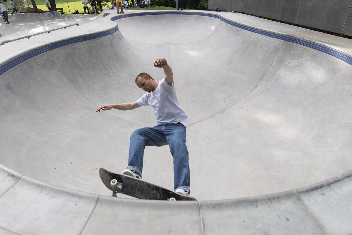 Mann mit Skateboard