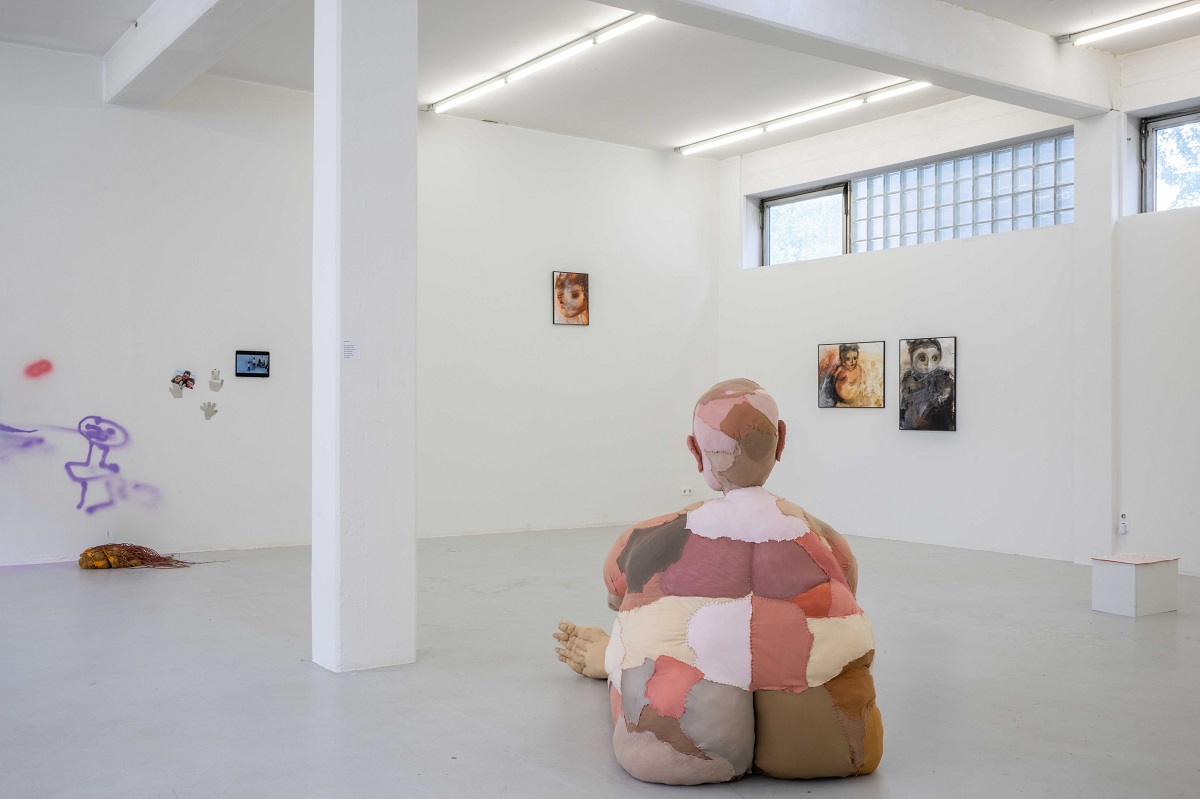 Ausstellungsansicht "Mythen von Müttern ...", links Performancerelikt und Videodoku von Anna Byskov, mitte große Skulptur von Hannah Kindler, remitte und recht Gemälde von Sara-Lena Möllenkamp