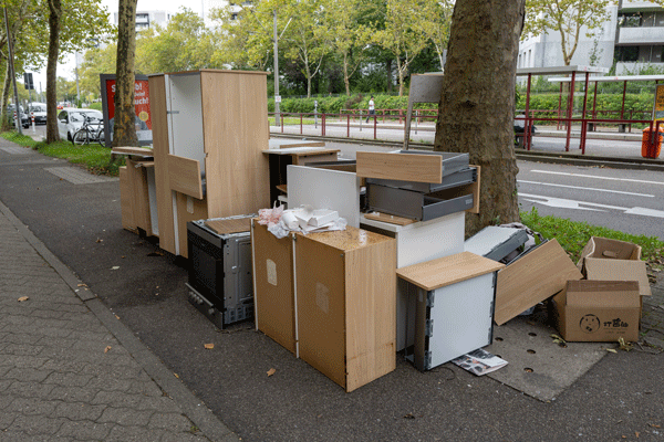 Sperrmüll steht an der Straße