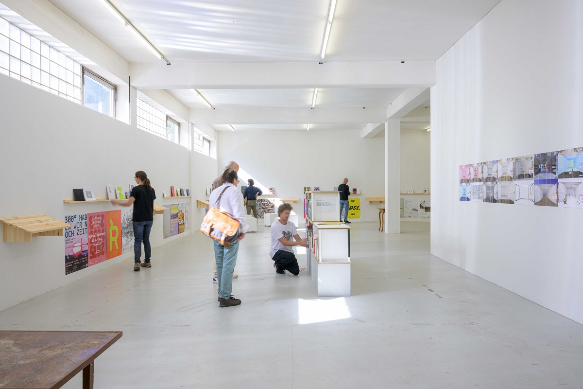 Ausstellungsansicht von "Abschied vom L6". Erste Künstler_innen bringen Kataloge für die Ausstellung vorbei