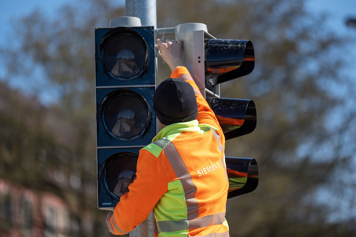 Mann montiert Ampel