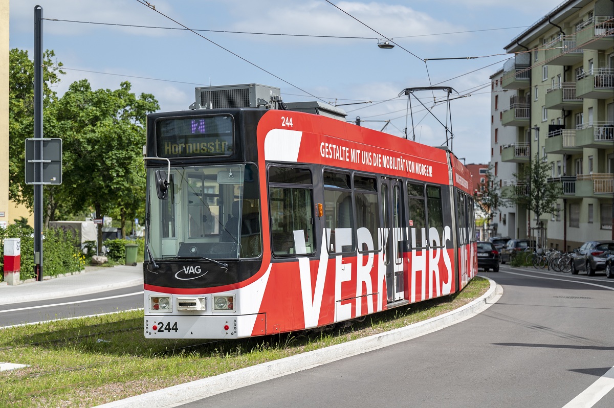 Eine Straßenbahn der VAG in der Freiburger Innenstadt
