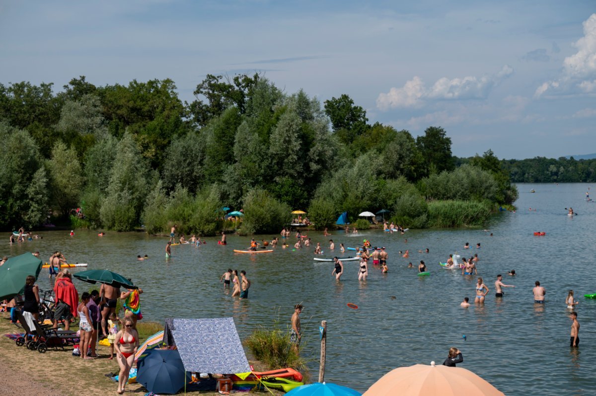 Badende Menschen im See
