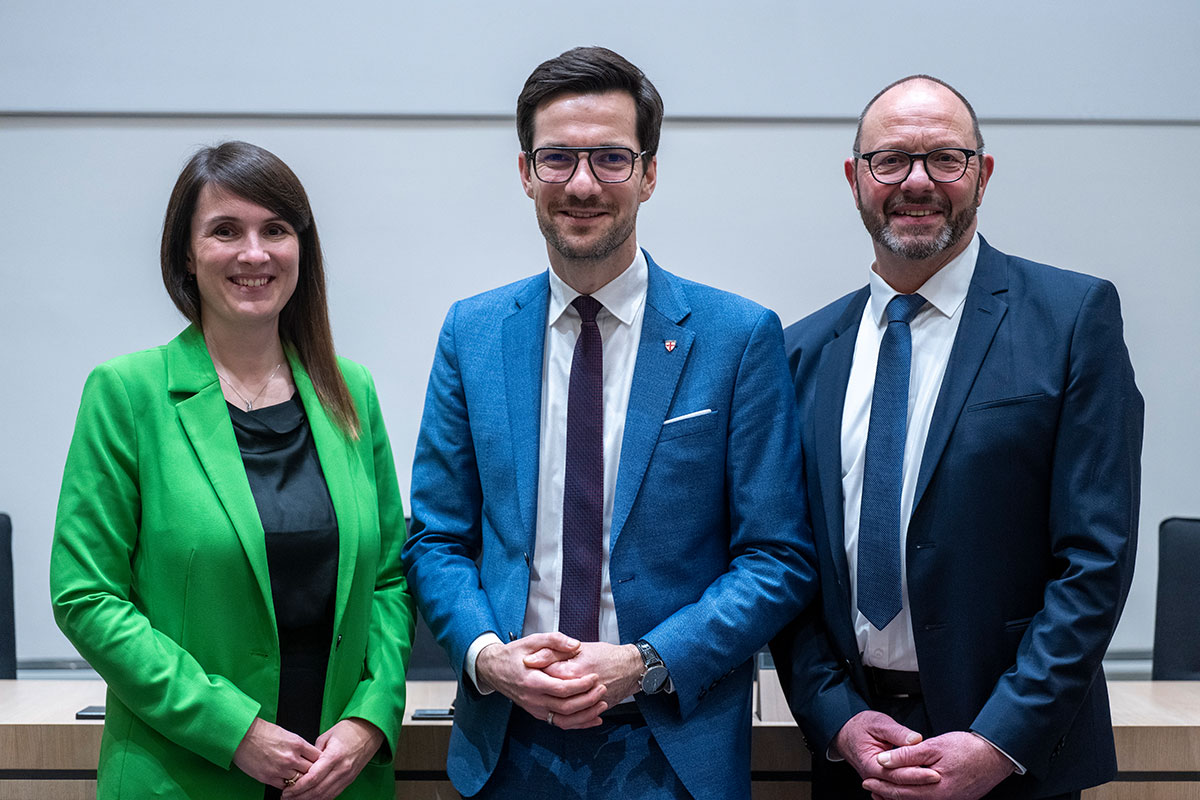 Oberbürgermeister Martin Horn (Mitte) mit den beiden neu gewählten Bürgermeistern Carolin Jenkner und Roland Mede.