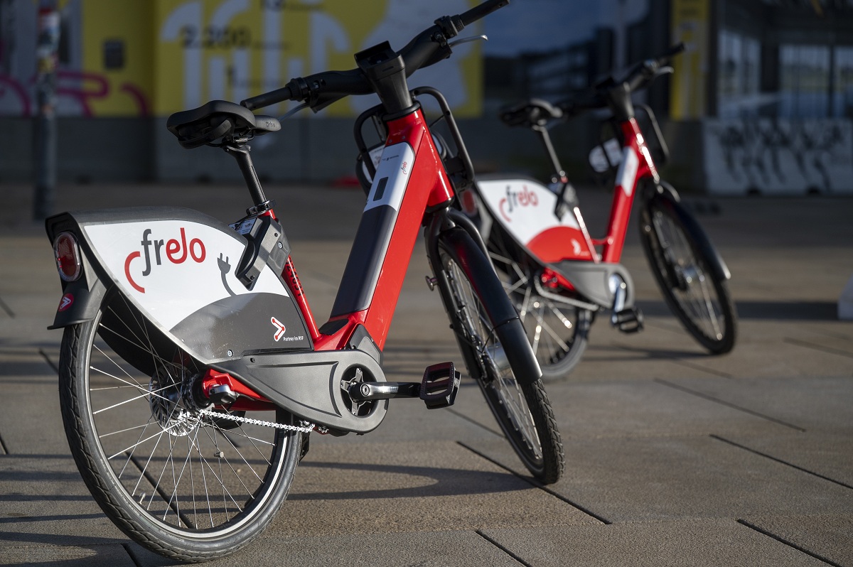 Zwei rote E-Frelos stehen auf der Straße.