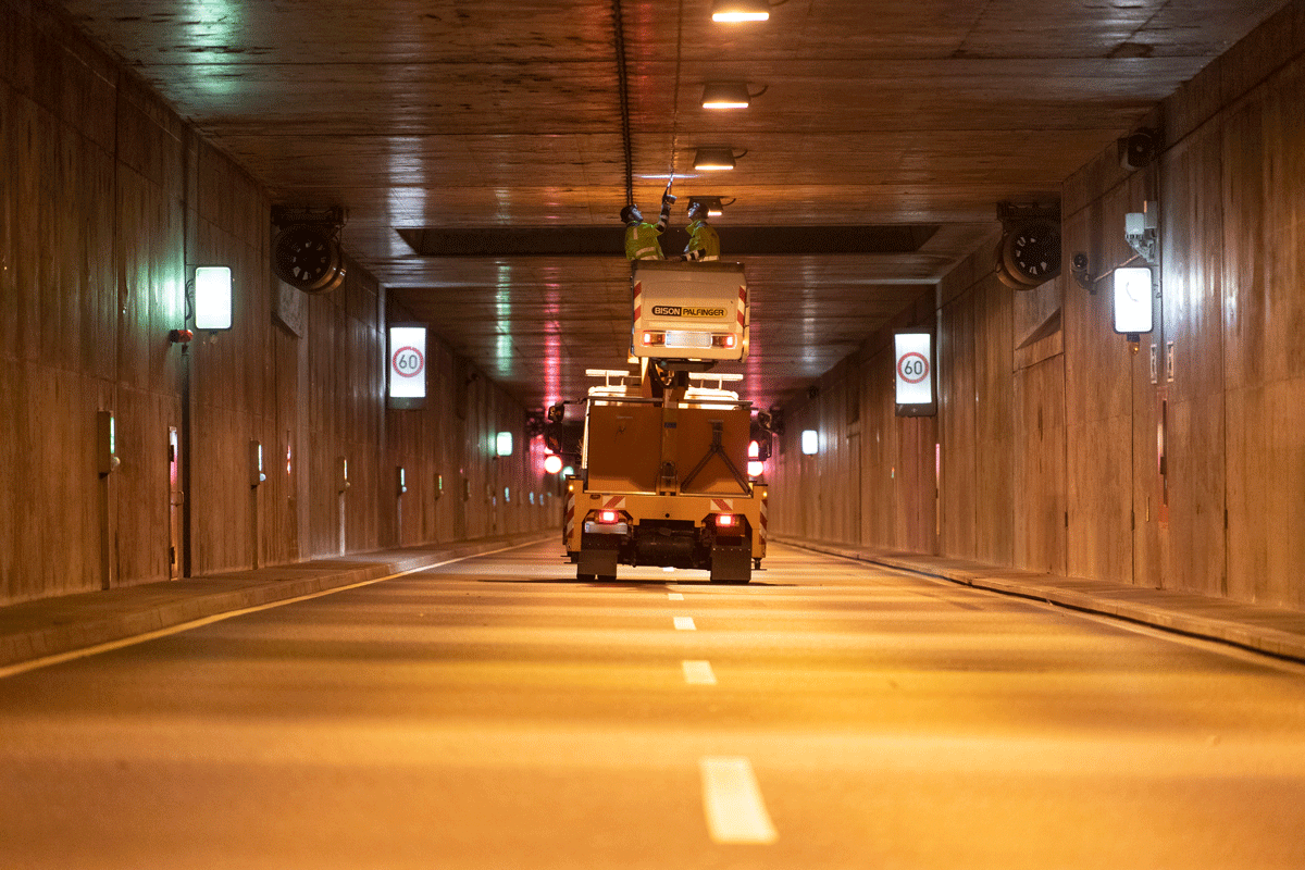 Zwei Mitarbeitende, die eine Tunnelwartung durchführen