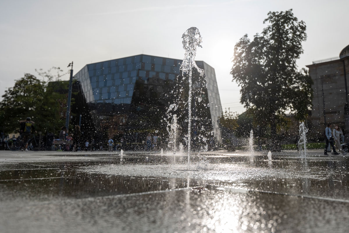 Wasserspiel auf einem Platz