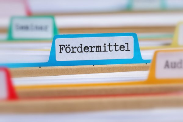 Ordner mit Reiter "Fördermittel"