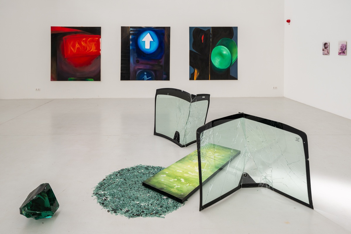 Ausstellungsansicht von Lisa Harseim (Installation mit grünem Glas und Malerien) im Hintergrund Malereien von Juliane Scherer