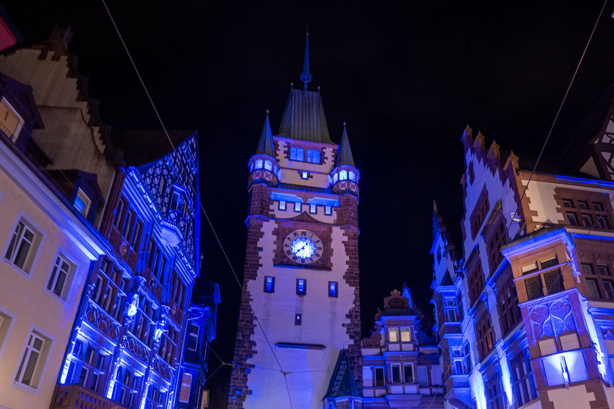 Blau angestrahltes Martinstor