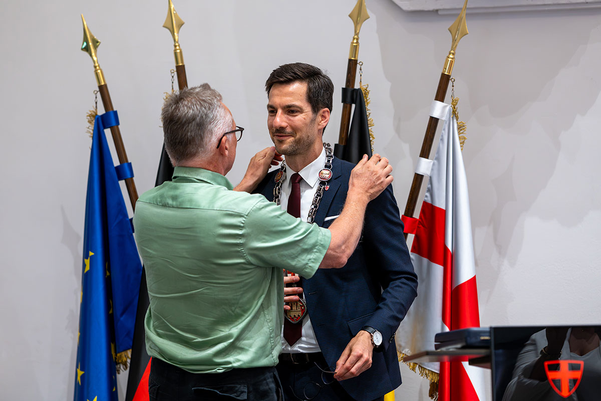 Stadtrat Walter Krögner legt Martin Horn die Amtskette um.