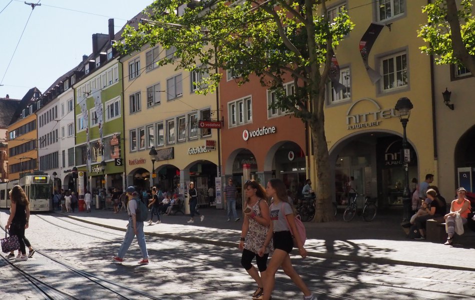 Häuserzeile mit Arkaden und Geschäften in der historischen Innenstadt