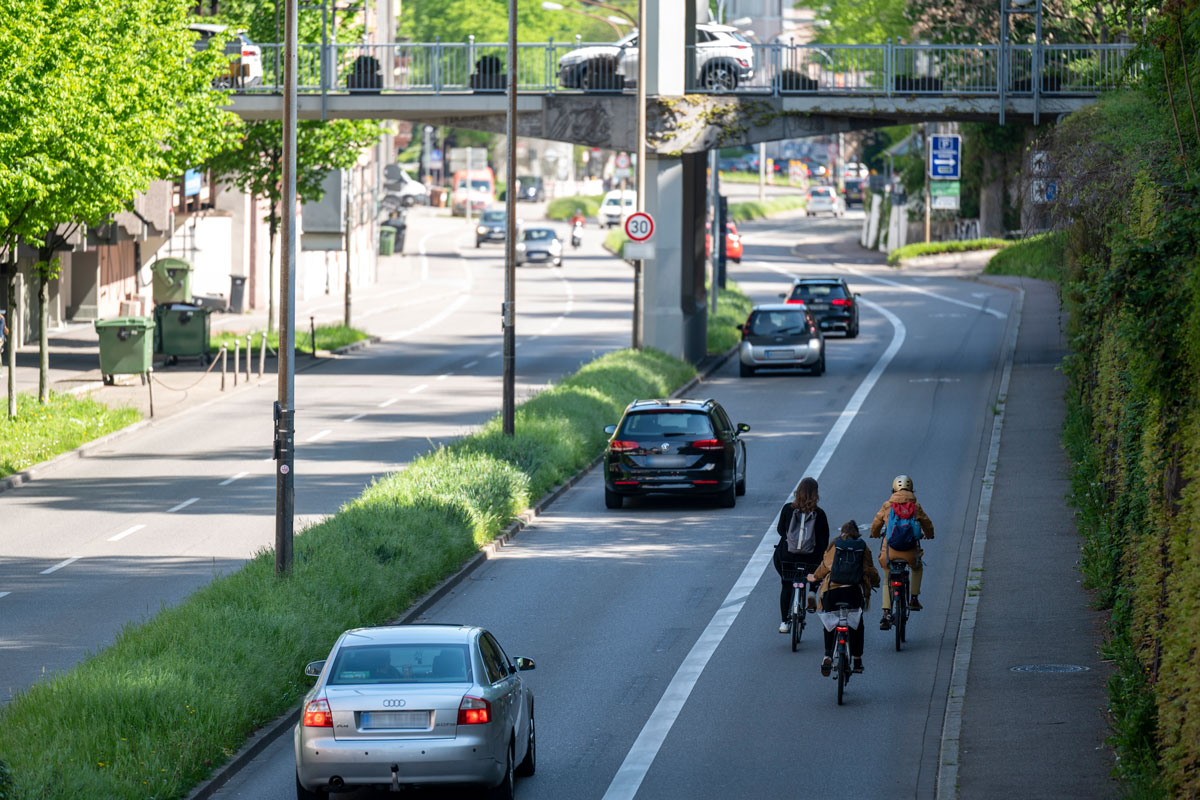 Schwabentorring: Straße mit Autos und Radfahrer*innen