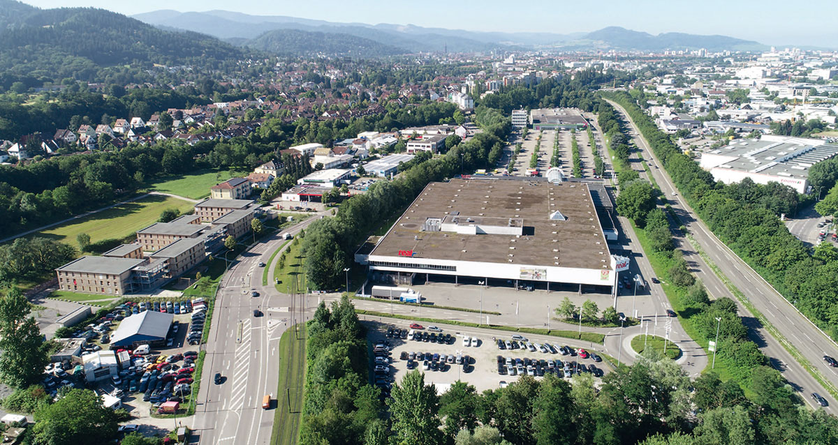 Geplante Nachverdichtung von bestehenden Handelsflächen in Zähringen Nord: Am nördlichen Stadteingang ist ein lebendiges Quartier geplant, in dem Wohnen, kleingewerbliche Nutzungen und Einzelhandel Platz finden und durch qualitätsvolle öffentliche Freiräume entlang des renaturierten Zähringer Dorfbachs miteinander verknüpft werden