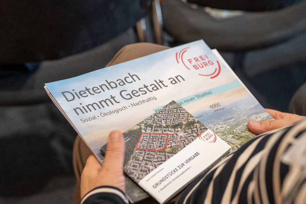 Person hat Flyer zu Dietenbach in der Hand