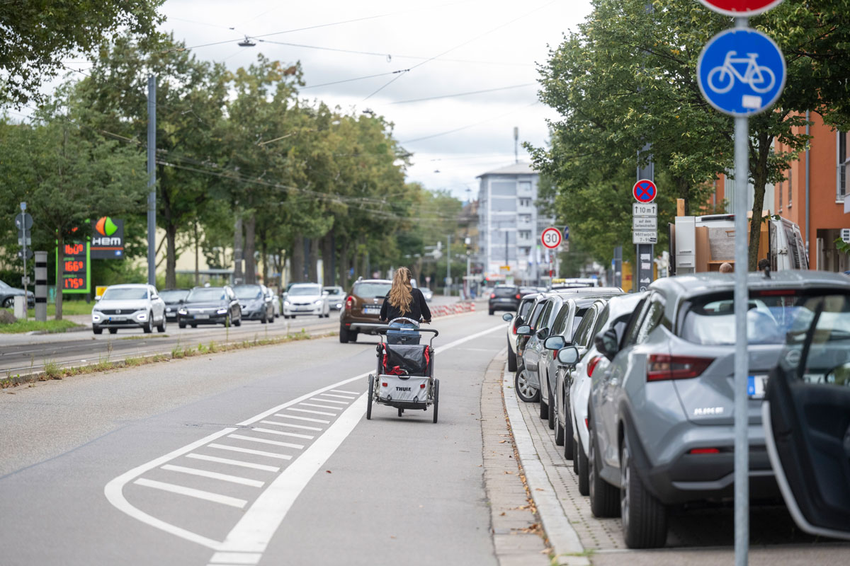 Person fährt Fahrrad auf der Straße