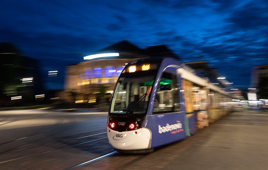 Straßenbahn am Abend am Platz der ALten Synagoge