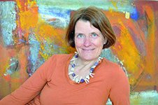 Dagmar Knof-Dugarjapov vor einem ihrer Bilder
