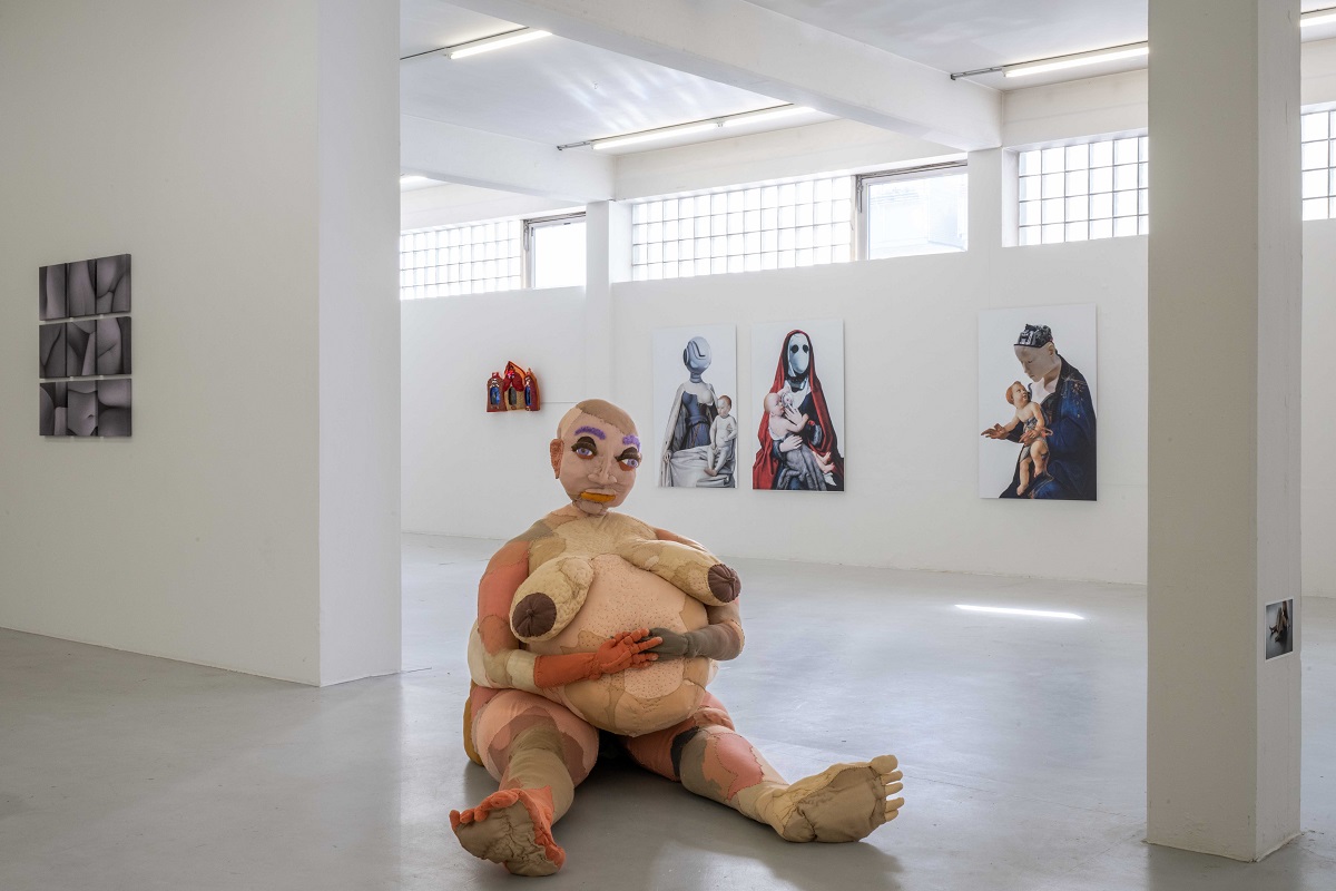 Ausstellungsansicht "Mythen von Müttern ..."links Fotoarbeit von Sylvia Gaßner, M Mitte TextilSkluptur von Hannah Kindler, hinten rechts Madonnen von Sara-Lena Möllenkamp
