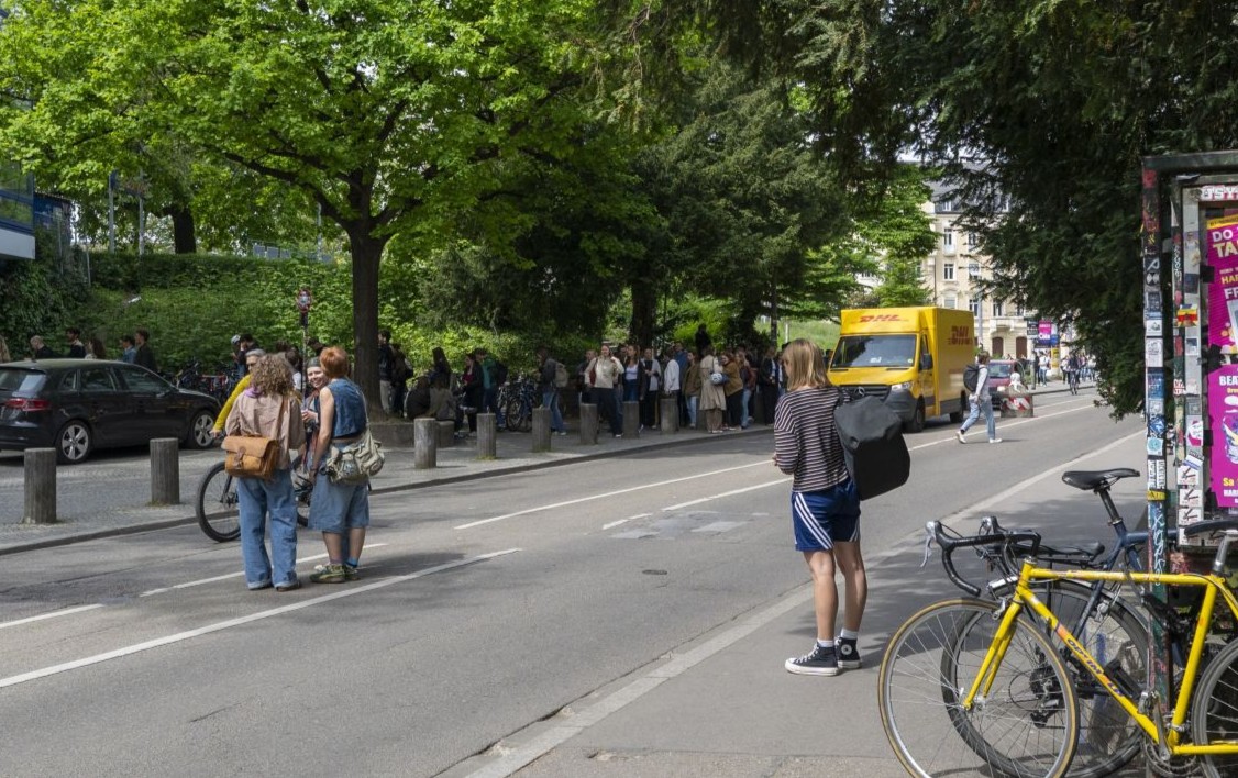 Menschen fahren und laufen auf der Rempartstraße.