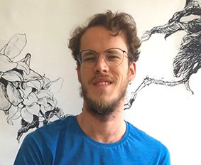 Fabio Köhler vor Zeichnung