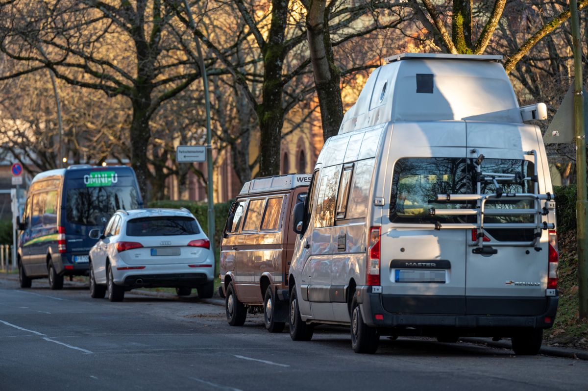Parkende Autos an einem Straßenrand.