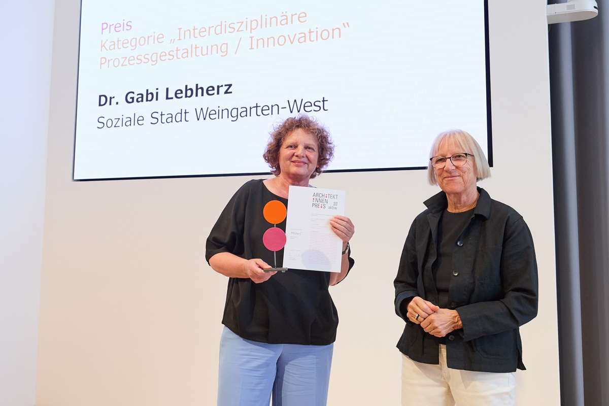 Frau Dr. Lebherz hält Ihre schriftliche Auszeichnung sowie Ihren Preis in den Händen. Neben Ihr steht Frau Laufner.