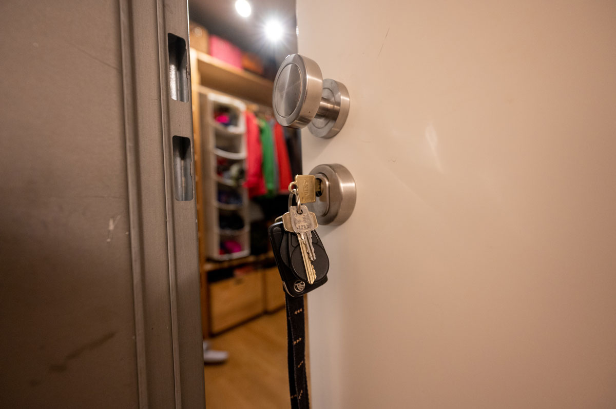 Schlüssel steckt in Wohnungstür, Tür halb geöffnet