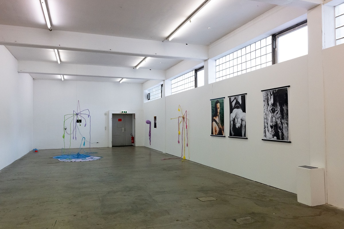 Ausstellungsansicht: Fotografien von Adina Asbeck, hinten Installationen von Jennifer Weigt