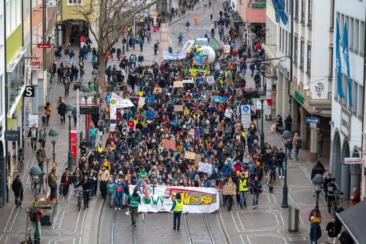 Demo-Aufzug auf der Kaiser-Joseph-Straße